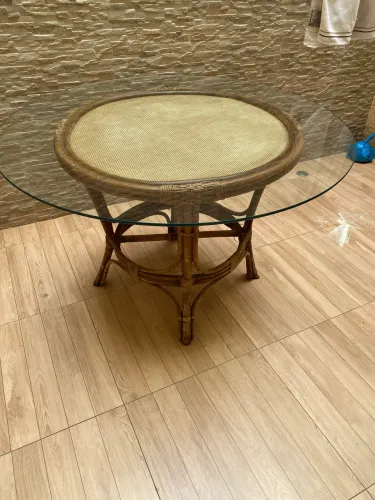 Mesa Redonda de Rattan Natural com Tampo de Vidro Temperado
