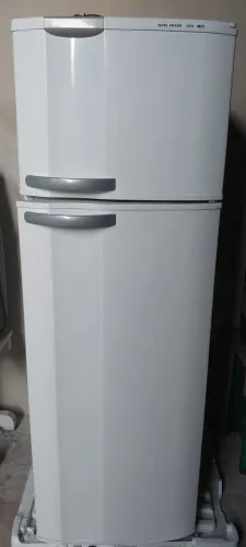 Vendo Geladeira Electrolux com DEFEITO