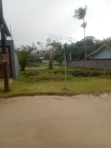 Terreno 427 m² na paria do Estaleiro, poucos metros da praia