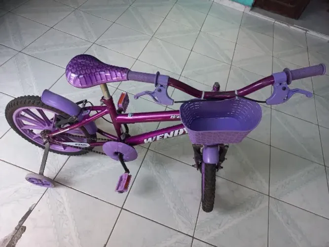 Bicicleta infantil menina na cor lilás! Pra crianças até 9 anos. bem conservada.
