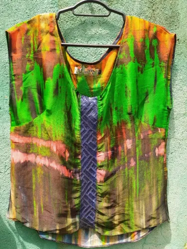 Blusa feminina de verão estilo boutique com arte, chiffon multicolor semi nova brechó 38