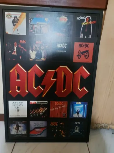 2 quadros grandes Ac/DC e beatles