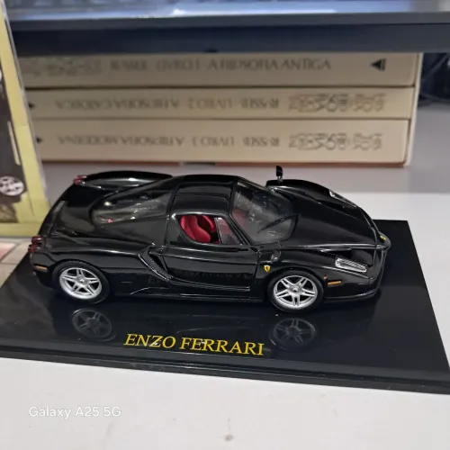 MINIATURA ENZO FERRARI PRETA
