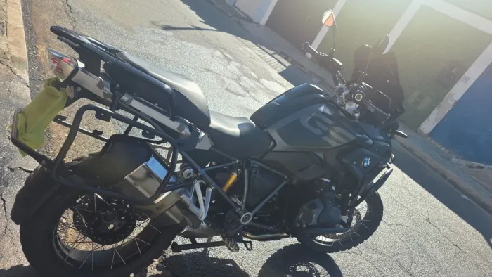 Bmw triple black 1250 cilindradas.