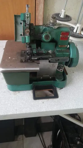 Duas máquinas Overlock chinesinha