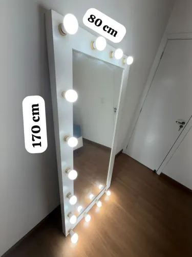 Espelho com moldura e luzes