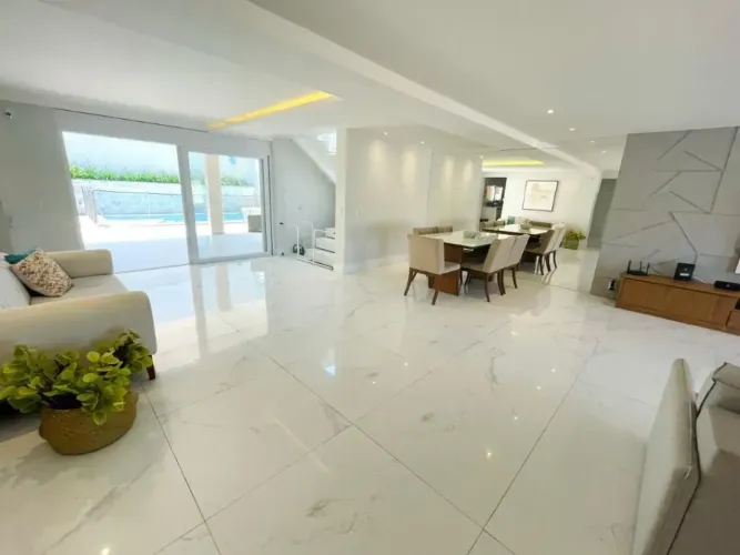 Casa de alto padrão para alugar Camboinhas 5 quartos, 2 suítes, piscina, energia solar