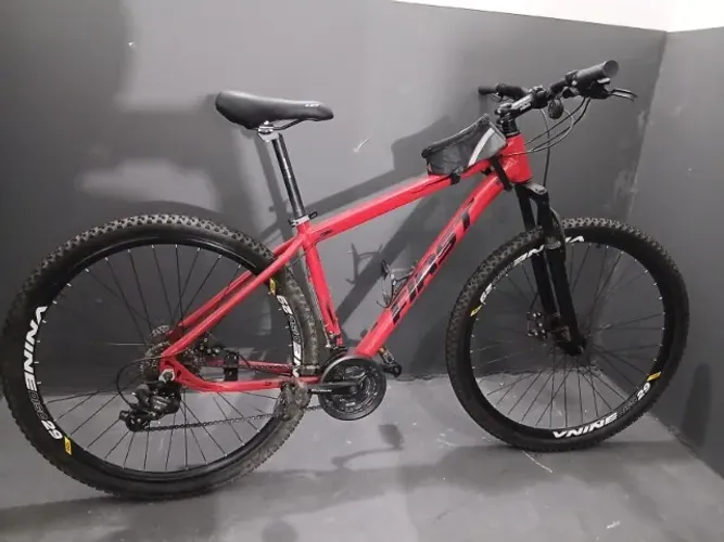 Bicicleta Vermelha Aro 29 MTB + capacete