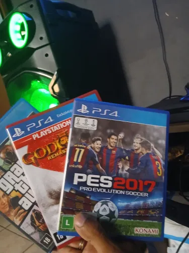 Vendo playstation 4 slim, 1 tera 2 controle e jogos, console nunca aberto.