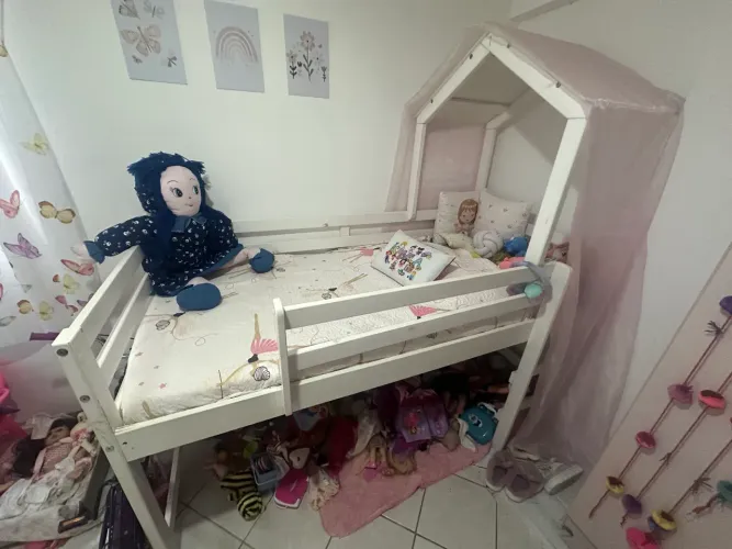 Vendo cama infantil com casinha e cabana. (Tamanho solteiro).