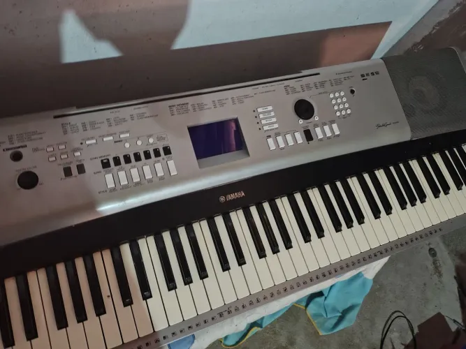 Piano digital YAMAHA DGX530
