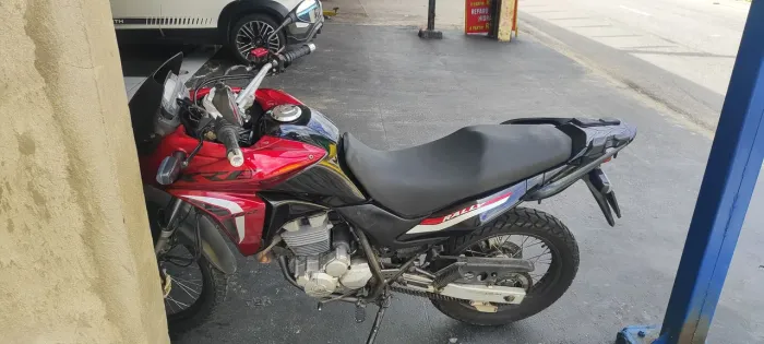 Xre300 vermelha com motor feito e notinha fiscal do que foi feita nela! Pneu traseiro novo