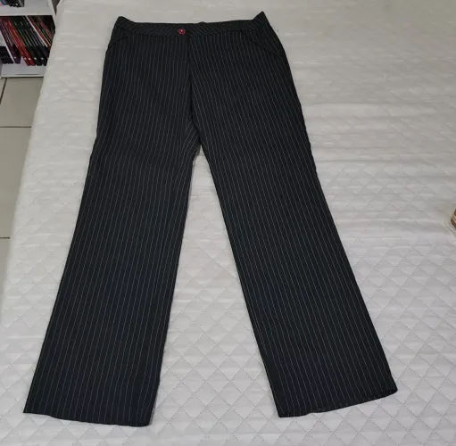 CALÇA PRETA COM LISTA BRANCAS