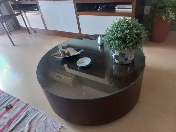 Mesa de Centro redonda, em design elegante e sofisticado .