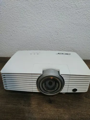 Projetor Acer S1385WHne Curta Distância (projeta 100 polegadas à 1m da tela) 3200 Lumens