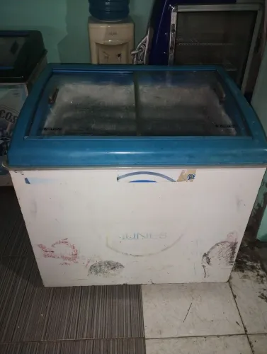 Vendo está freezer de vidro de duas tampas funcionando perfeitamente 