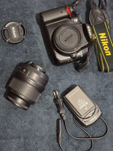 Vendo Nikon D5000 + Lente Nikkor 18-55mm DX VR