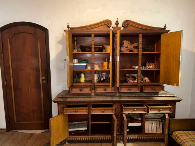Móvel Colonial em Madeira Maciça - Peça Imponente
