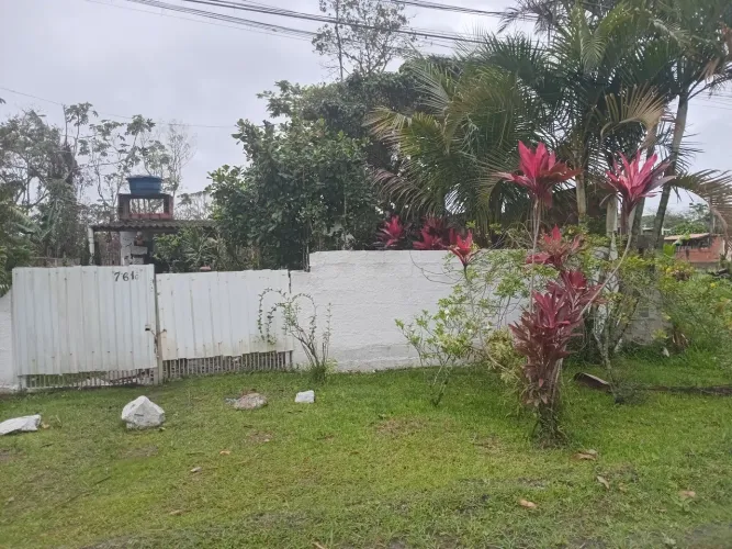 Casa na praia c/ terreno livre na frente e nos fundos para construir