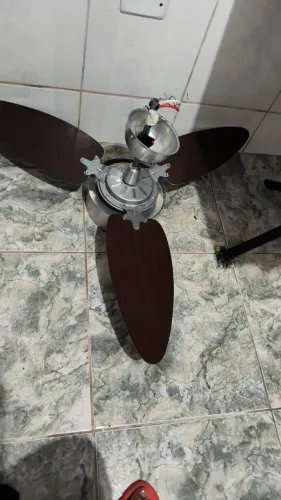 Vendo um ventilador de teto em bom estado.