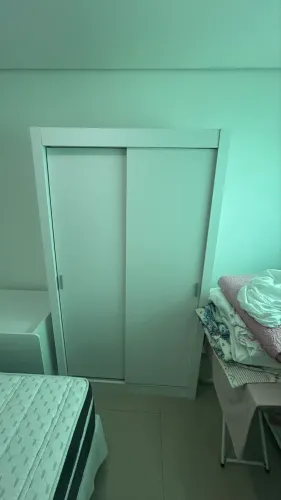 Guarda-roupa branco