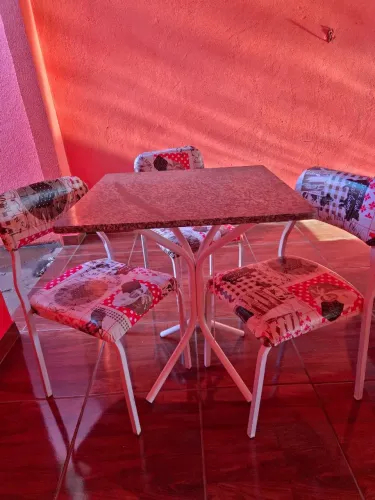 Mesa de marmore pequena com 3 cadeiras de ferro com acentos almofadadas 