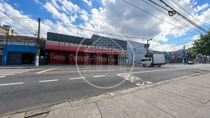 Loja de 800m² com 20m de frente e depósito para locação no Parque Brasil