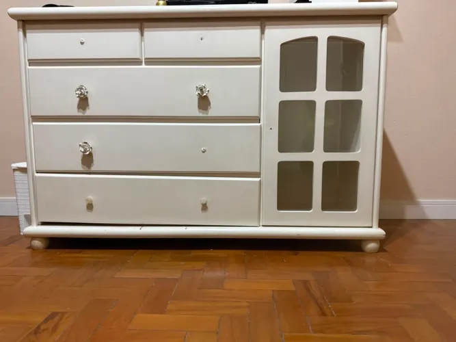Móvel Branco com 2 gavetas pequenas e 3 grandes e armário/mostrador lateral
