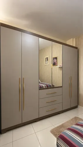 Guarda-roupa casal com espelho