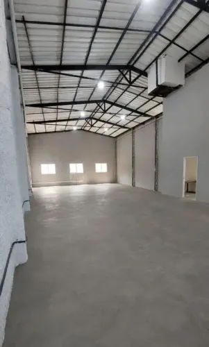 Galpão de 300m2 com sala de reunião e vestiários