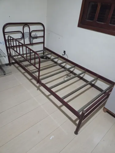 Cama solteiro em aço + 2 colchões 
