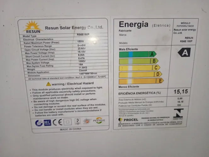 Um painel solar 155w outro de 160w e um controlador mppt 20 A 12/24 automático com visor