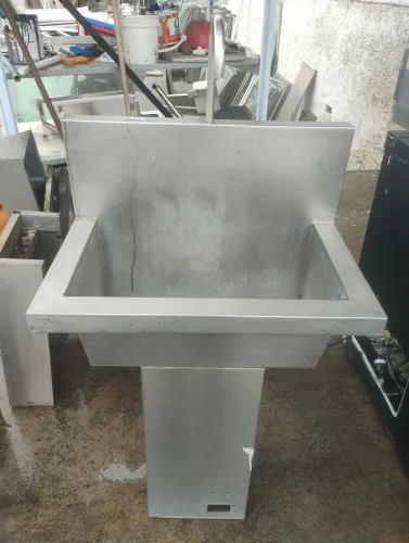 Pia de aço inox 304 com pedestal. Valor: 600,00 reais.