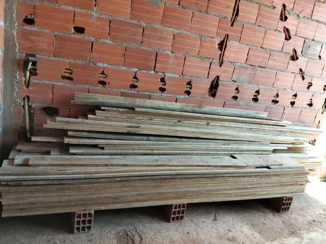 Vende-se lote de tábuas e sarrafos