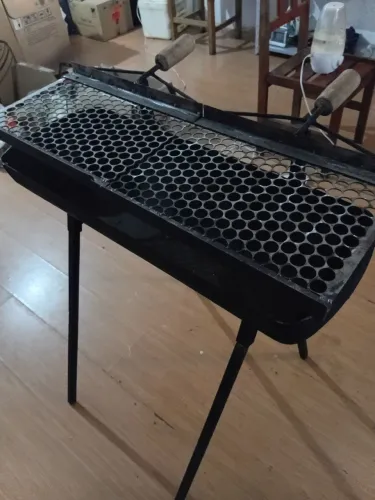 Churrasqueira de ferro grossa com pé. Toda regulável .