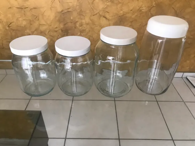 Potes de vidro com tampa plástica 4 unidades 