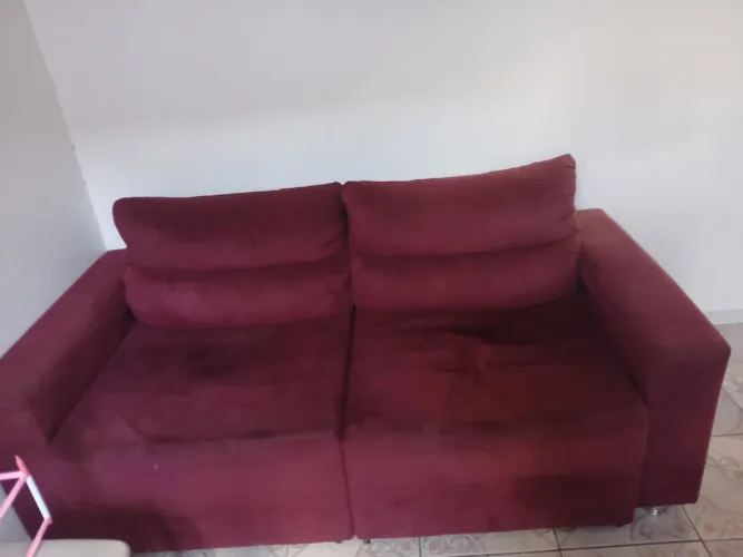 Vende se um sofá. Valor 250, contato * não entrego.