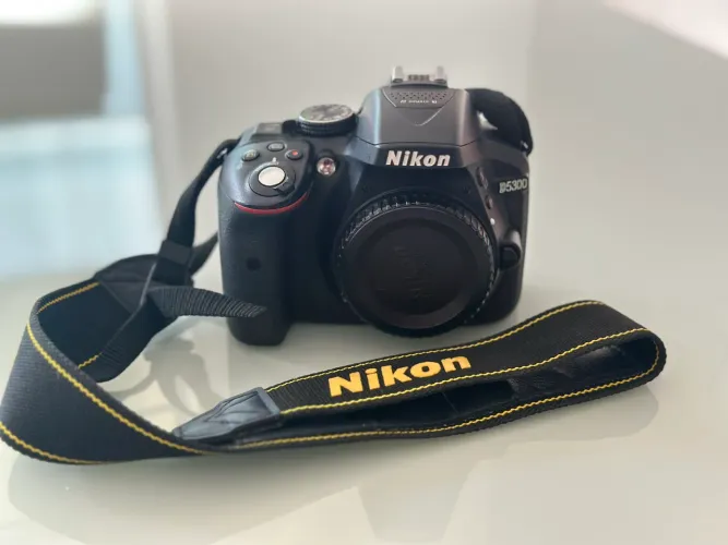 Kit câmera fotográfica NIKON D5300 + acessórios