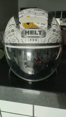 Capacete em bom estado de conservação