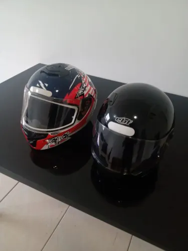 DOIS CAPACETES EM PERFEITO ESTADO.