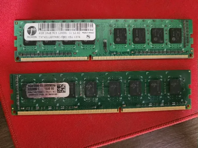 Kit 2 Memórias RAM DDR3 ? 4 GB + 8 GB (Não Testadas)