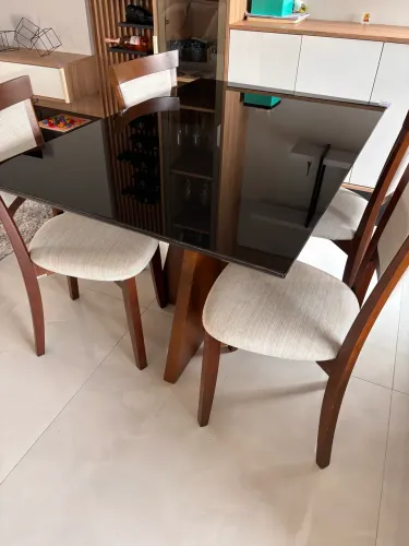 Mesa de jantar com quatro cadeiras com tampo de vidro