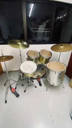 Bateria Acustica RMV usada em ótimo estado aceito troca em cubo contrabaixo.