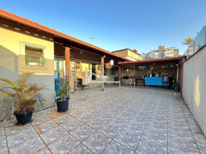 Casa Linear com Armários Planejados - BH - Santa Branca - 3 Quartos (1 Suíte) - 2 Vagas