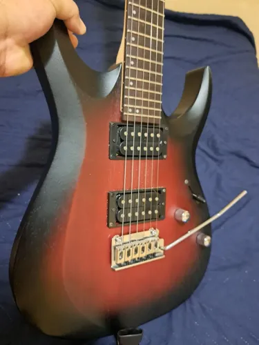 Guitarra Cort x100 | Tarraxas com trava e ponte de 2 pivôs