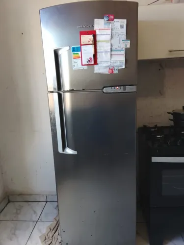 Vendo geladeira! Com marcas de uso! Mas funcionando perfeitamente!