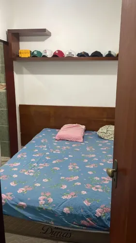 Cabeceira de cama de casal e prateleira  