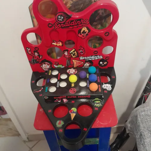 Jogo bola ao alvo Enaldinho, vendo a BOLA ROXA