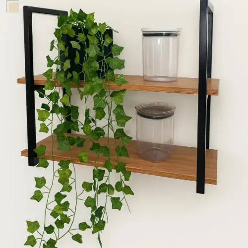 Prateleira estilo industrial em metal e MDF