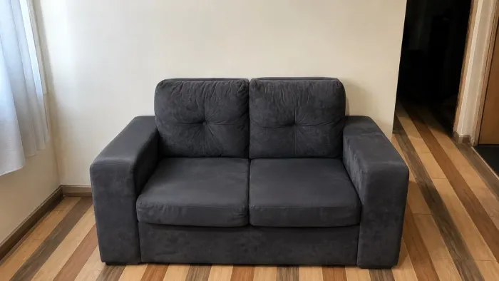 Sofá 2 lugares com modelo de flor e espaço do lado